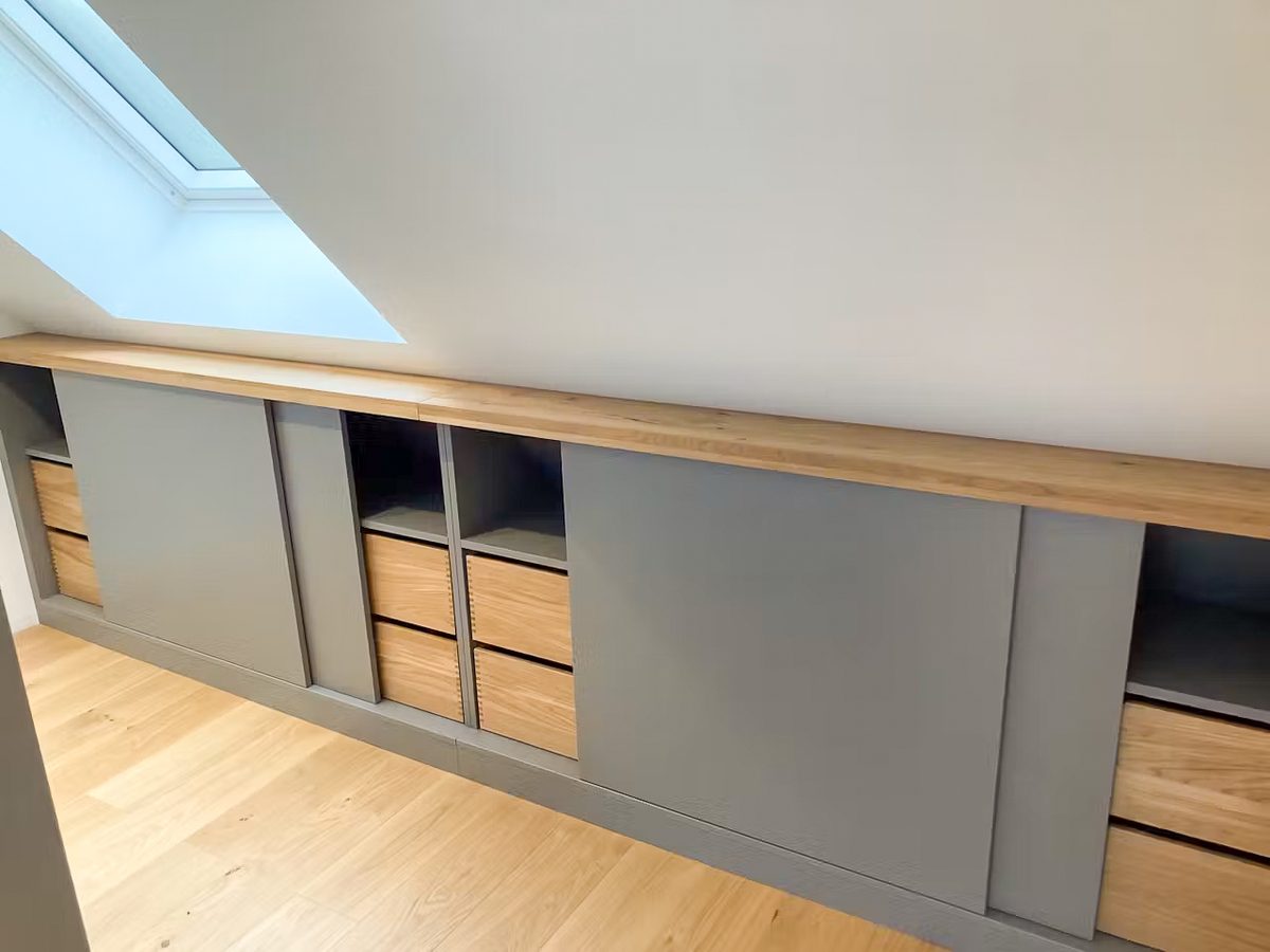 Kniestockschrank unter der Dachschräge mit Eichenplatte