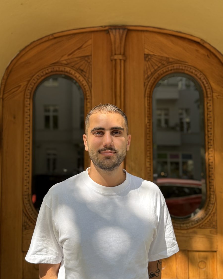 Karim Sözen, Inhaber von Schrankatelier, vor einer historischen Berliner Haustür