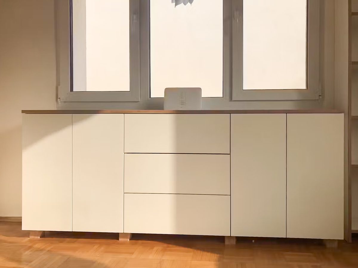 Sideboard nach Maß mit Eichenplatte vor dem Fenster